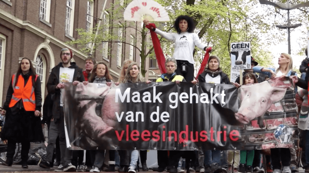 demonstratie tegen vlees met op spandoek de tekst maak gehakt van de vleesindustrie