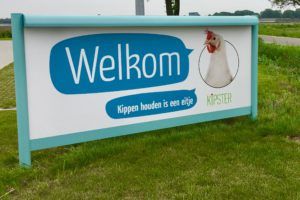 Welkomstbord bij Kipster met tekst welkom erop en kippen houden is een eitje