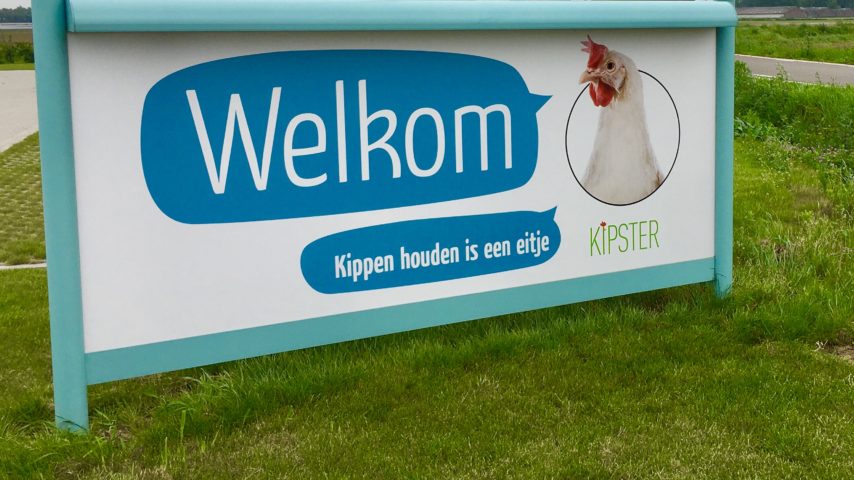 Welkomstbord bij Kipster met tekst welkom erop en kippen houden is een eitje