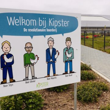 bord met tekeningen van boeren achter Kipster met onder andere Maurits Groen en Ruud Zanders