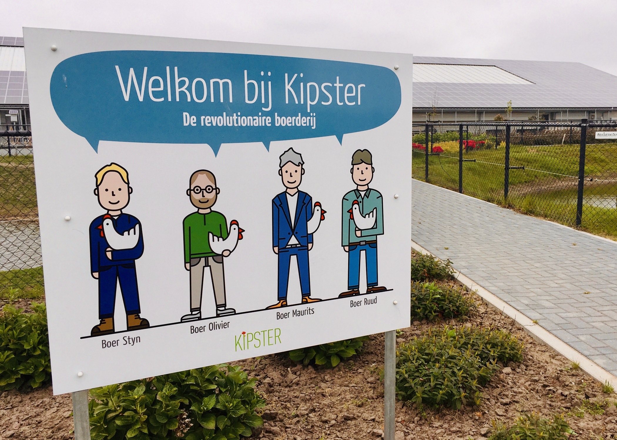 bord met tekeningen van boeren achter Kipster met onder andere Maurits Groen en Ruud Zanders